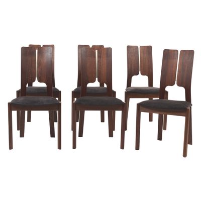 un lot de quatre chaises en bois avec des assises recouvertes de cuir noir