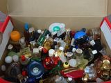 une boîte rouge remplie d'une sélection de bouteilles d'alcool