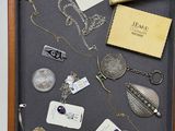 une photo d'une vitrine remplie de bijoux