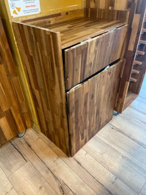 un meuble en bois surmonté d'un tiroir