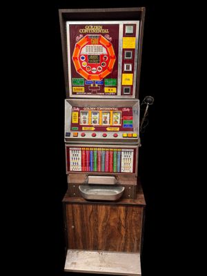 une machine à sous posée sur une table en bois