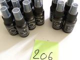 plein de flacons de vernis à ongles posés sur une table