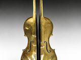 une paire de sculptures en laiton représentant un violon et un violoncelle