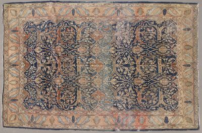 un tapis ancien à motifs floraux sur fond bleu