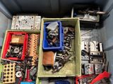 de nombreux types d'outils différents dans les bacs