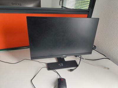4 écrans dont BENQ et IIYAMA +2 claviers et 2 souris