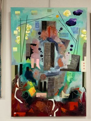 une peinture accrochée au mur d'un immeuble, avec une ville en arrière-plan