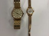 deux montres pour femme et un bracelet sur un fond blanc