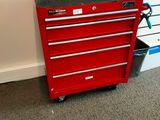 une photo d'une armoire à outils rouge dans un coin d'une pièce