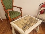 deux chaises et une table dans le coin d'une pièce
