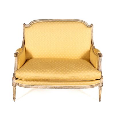 fauteuil rembourré jaune sur fond blanc