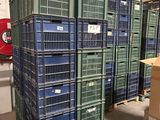 de nombreuses caisses empilées les unes sur les autres dans un entrepôt