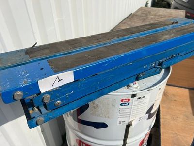 un chariot élévateur bleu avec une pancarte sur le côté