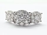 un gros plan d'une bague en diamant à trois pierres sur fond blanc