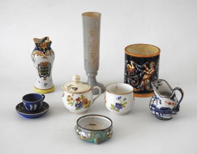 de nombreux types de théières et de tasses sur la table
