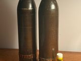 deux bouteilles marron posées sur une table, à côté d'une brosse à dents et d'un tube de dentifrice
