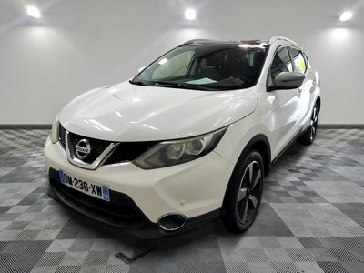 La Nissan QX-V blanche est garée dans une grande pièce