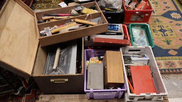 Une palette : Important lot d’outillages et quincaillerie divers,...