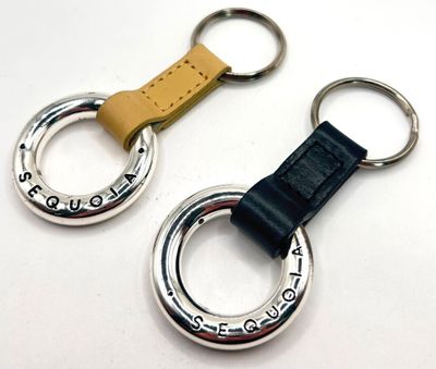 deux porte-clés placés l'un à côté de l'autre