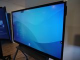 un téléviseur à écran plat posé sur un support dans une pièce