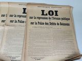 plusieurs journaux sont empilés sur une table