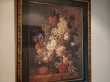 une photo d'un vase de fleurs accrochée au mur