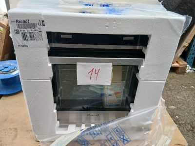 un micro-ondes posé sur une boîte