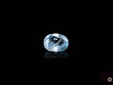 gros plan d'un diamant bleu sur une surface noire