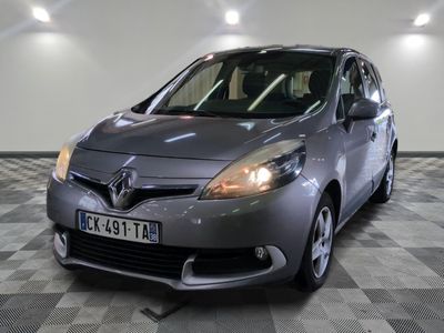 la photo d'une voiture garée dans un garage