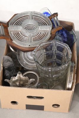 une boîte remplie de verrerie posée par terre