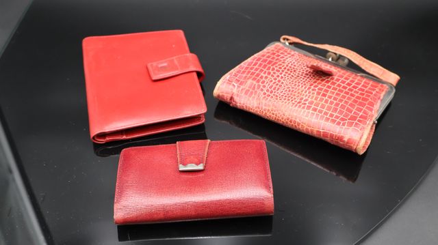 Lot de trois portes monnaies en cuir rouge