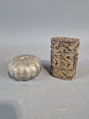 deux objets en argent posés l'un à côté de l'autre sur une table