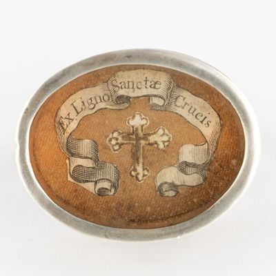 a picture of a badge with a cross on it