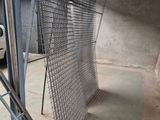 une clôture métallique située au milieu d'un bâtiment