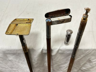 trois types différents de clubs de golf et un briquet posés sur une table