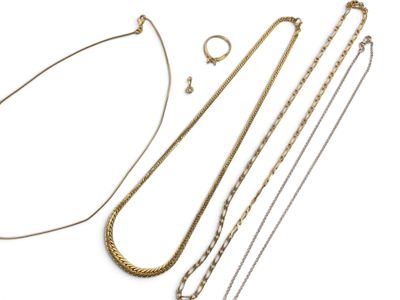 un ensemble de colliers et de bracelets posés sur un fond blanc