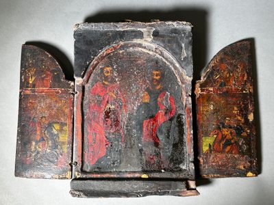 une vieille boîte en bois dont l'intérieur est décoré d'une peinture