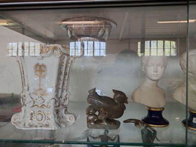 de nombreux vases et statues exposés dans une vitrine