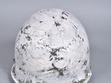 un casque blanc posé sur une surface grise