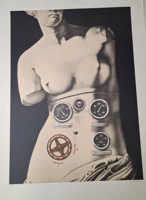 une photo en noir et blanc du torse d'un homme portant des gauges
