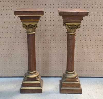 paire de piliers anciens en bois avec des finitions en laiton
