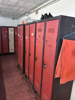 de nombreux casiers rouges dans le couloir d'un immeuble