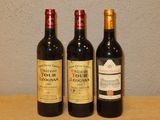 trois bouteilles de vin posées sur une table en bois
