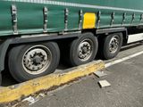 un camion vert garé sur le bord de la route