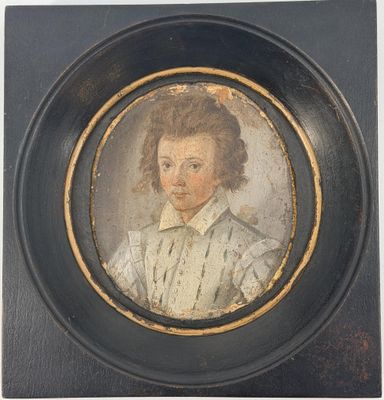 portrait d'un jeune garçon en chemise blanche, dans un cadre noir