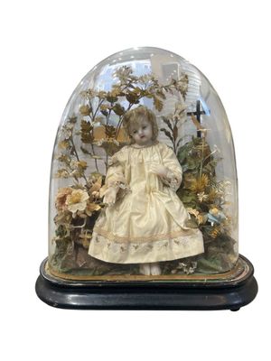 un dôme en verre abritant la statue d'un enfant
