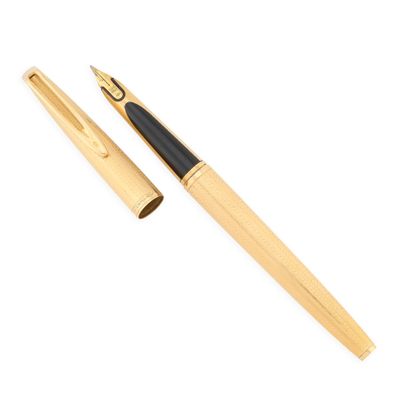 un stylo en bois avec une pointe noire et des finitions dorées