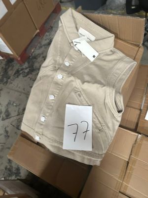 une boîte en carton sur laquelle est posée une chemise