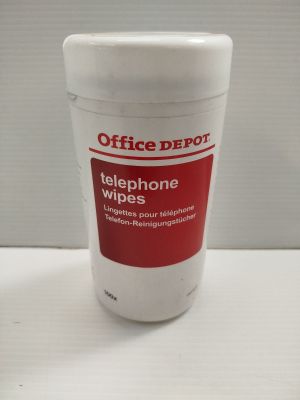 une tasse blanche avec un couvercle rouge posée sur une table