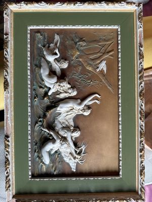 Bas-relief encadré, figures mythologiques en plâtre/bisque s… - Photo 1
